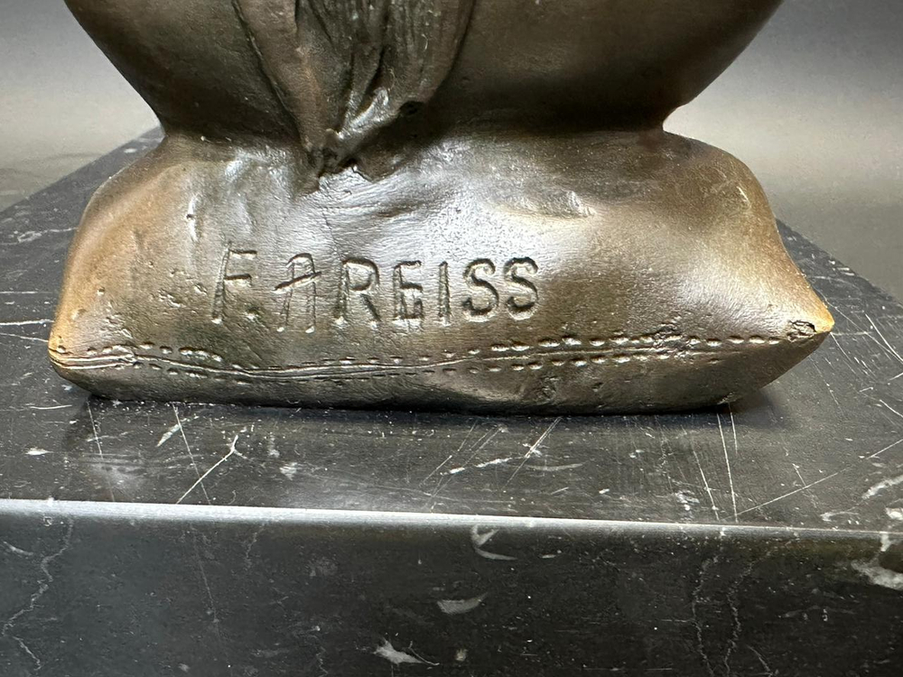 Бронзовая скульптура «Девушка с книгой»