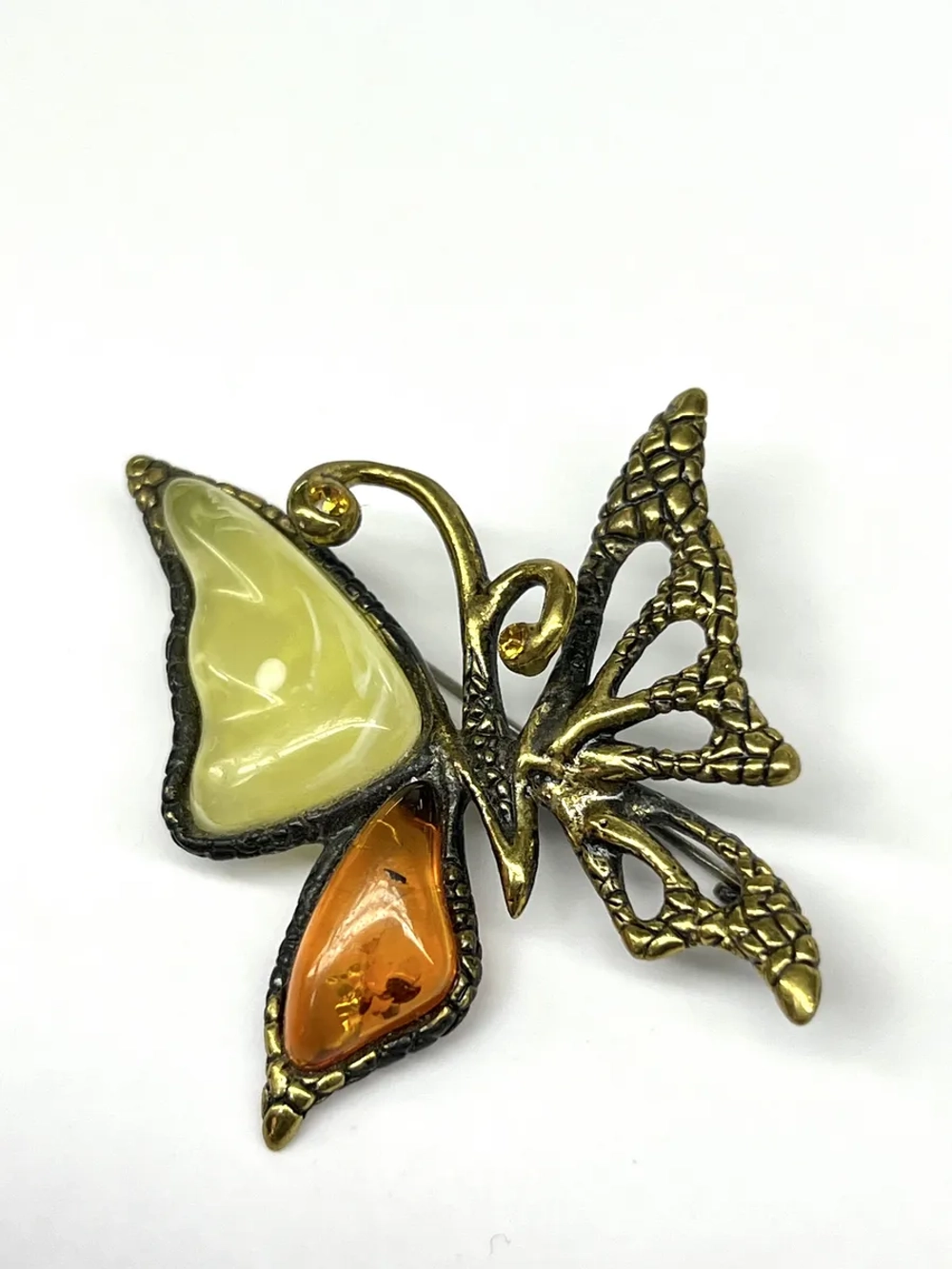 Бронзовая брошь на янтаре