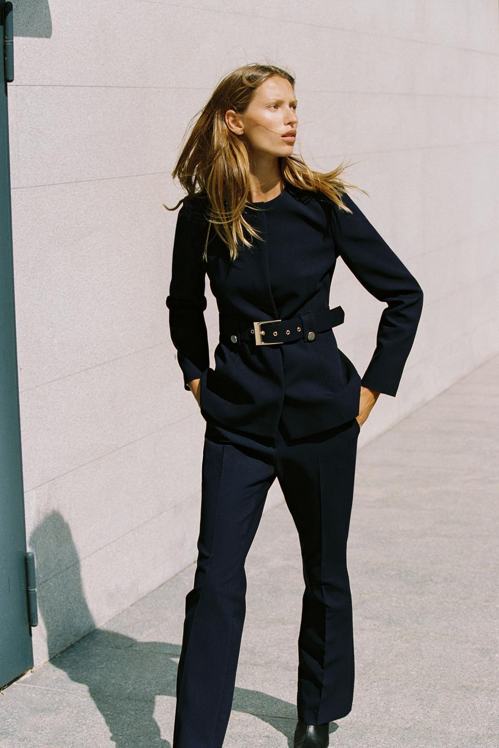 ZARA ПРИТАЛЕННЫЙ БЛЕЙЗЕР С ПОЯСОМ, МОРСКОЙ СИНИЙ