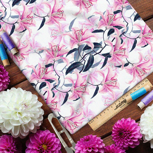 Ткань саржа розовые лилии с синей листвой на белом фоне