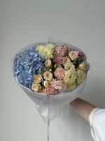 Букет из гортензии, диантусов, хризантемы, лизиантуса и оксипеталума