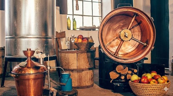 Алхимия вкуса: Почему медь остается королевой дистилляции в эпоху нержавеющей стали Алхимия вкуса: Почему медь остается королевой дистилляции в эпоху нержавеющей стали