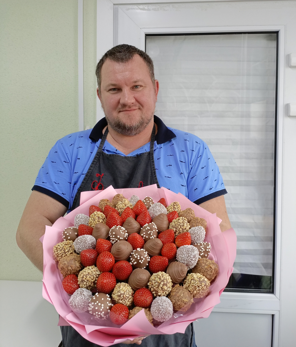 Большой букет из клубники в шоколаде