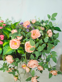 Розы персиковые с зеленью в кашпо ротанг