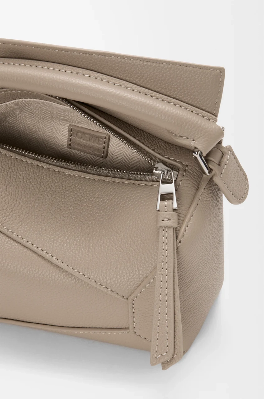 Loewe Мини-сумка Puzzle Edge из мягкой зернистой телячьей кожи, серо-бежевый