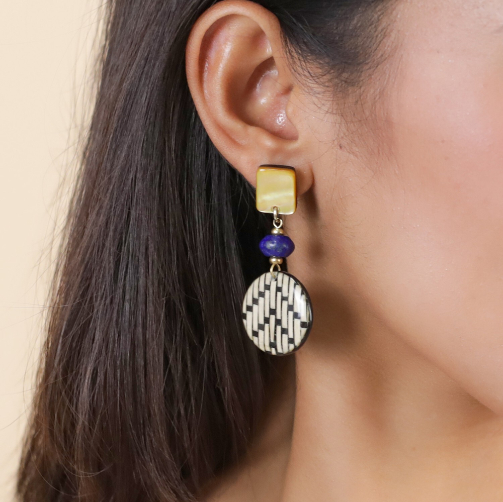 Серьги Nature Bijoux, Madam Bogolan, с растительным волокном в смоле, лазуритом и перламутром, NB24.