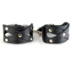 Черные кожаные наручники  Цезарь  с цепочкой на карабинах