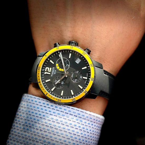 Tissot T095.449.37.057.00 Мужские швейцарские часы посвящены футболу, с хронографом на ремешке T-Sport Quickster на руке