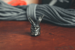 Темлячная бусина, подвеска "Хэлбой", белый метал