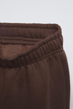 ZARA КОМПЛЕКТ ИЗ ТОЛСТОВКИ И ДЖОГГЕРОВ С НАШИВКОЙ, КОРИЧНЕВЫЙ