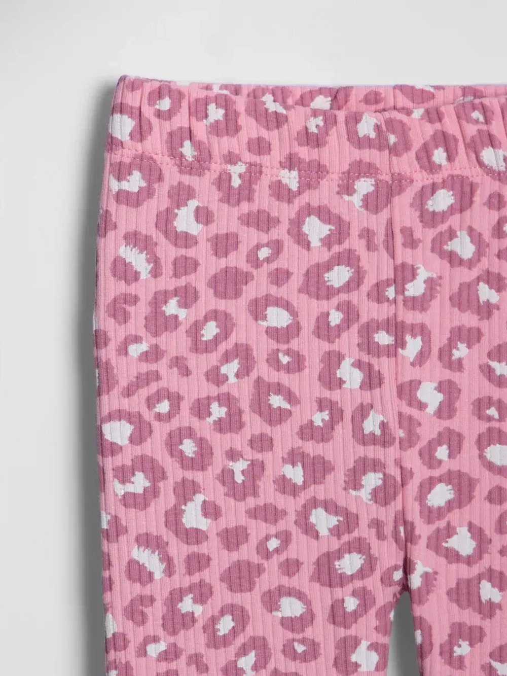 Розовый костюм для девочки на весну