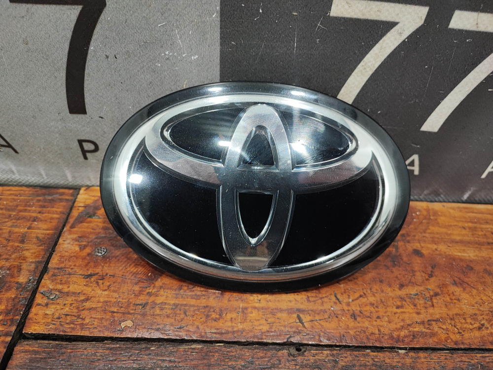 Эмблема решетки радиатора Camry XV70, RAV4 XA50 БУ Оригинал 90975C2023