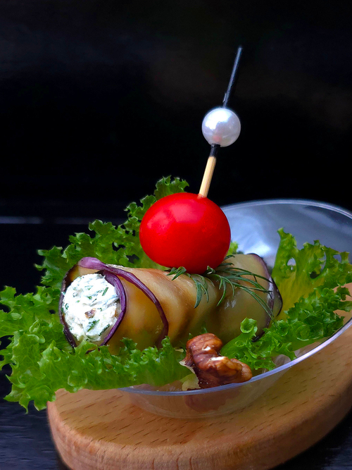 Виток из жареного баклажана с творожным сыром, зеленью и грецким орехом