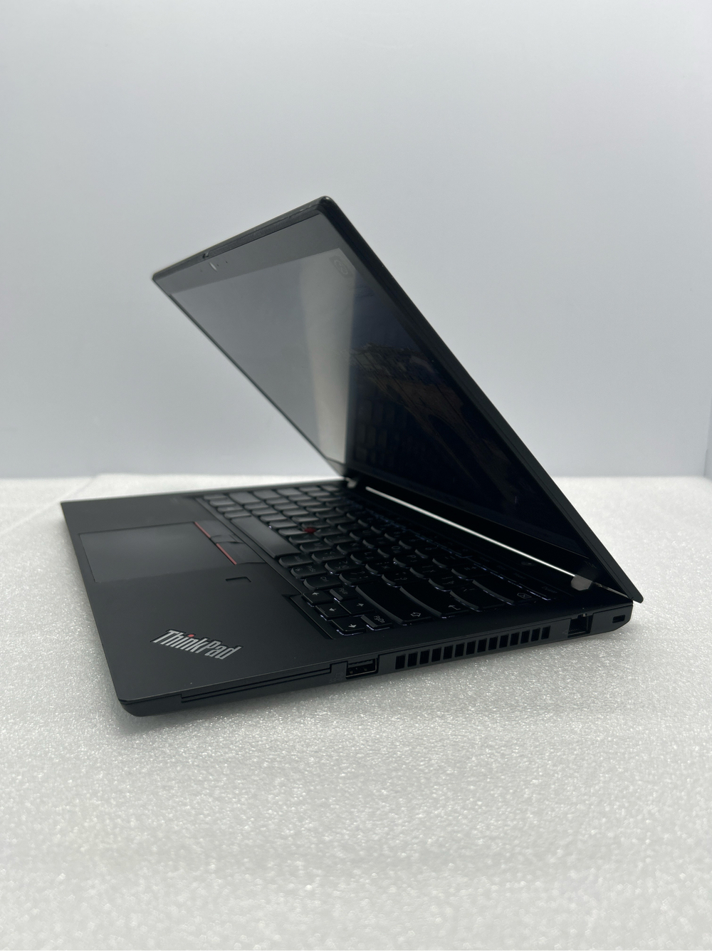 Ноутбук Lenovo ThinkPad T14 Gen 1 (20S1SHNP00) 14"/Intel Core i7 10610U/RAM 16GB/SSD 512GB/Intel UHD Graphics/1920*1080/IPS/Windows 11/Подсветка кл-ры: LED/Чёрный. Состояние: Уценка/большой след на матрице от клавиатуры/С1