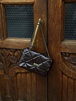 KELLY M горький шоколад - небольшой дефект кожи 47