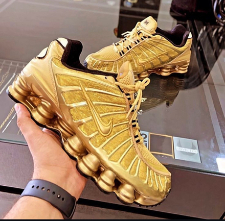 Кроссовки цвет золотой