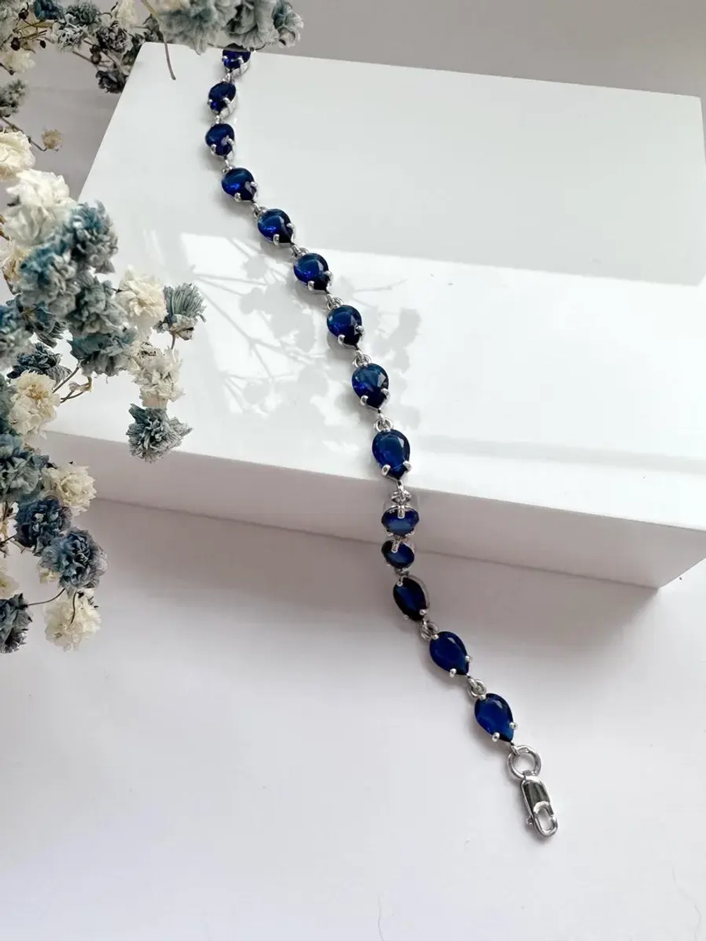 Браслет женский на руку серебряный с синими фианитами