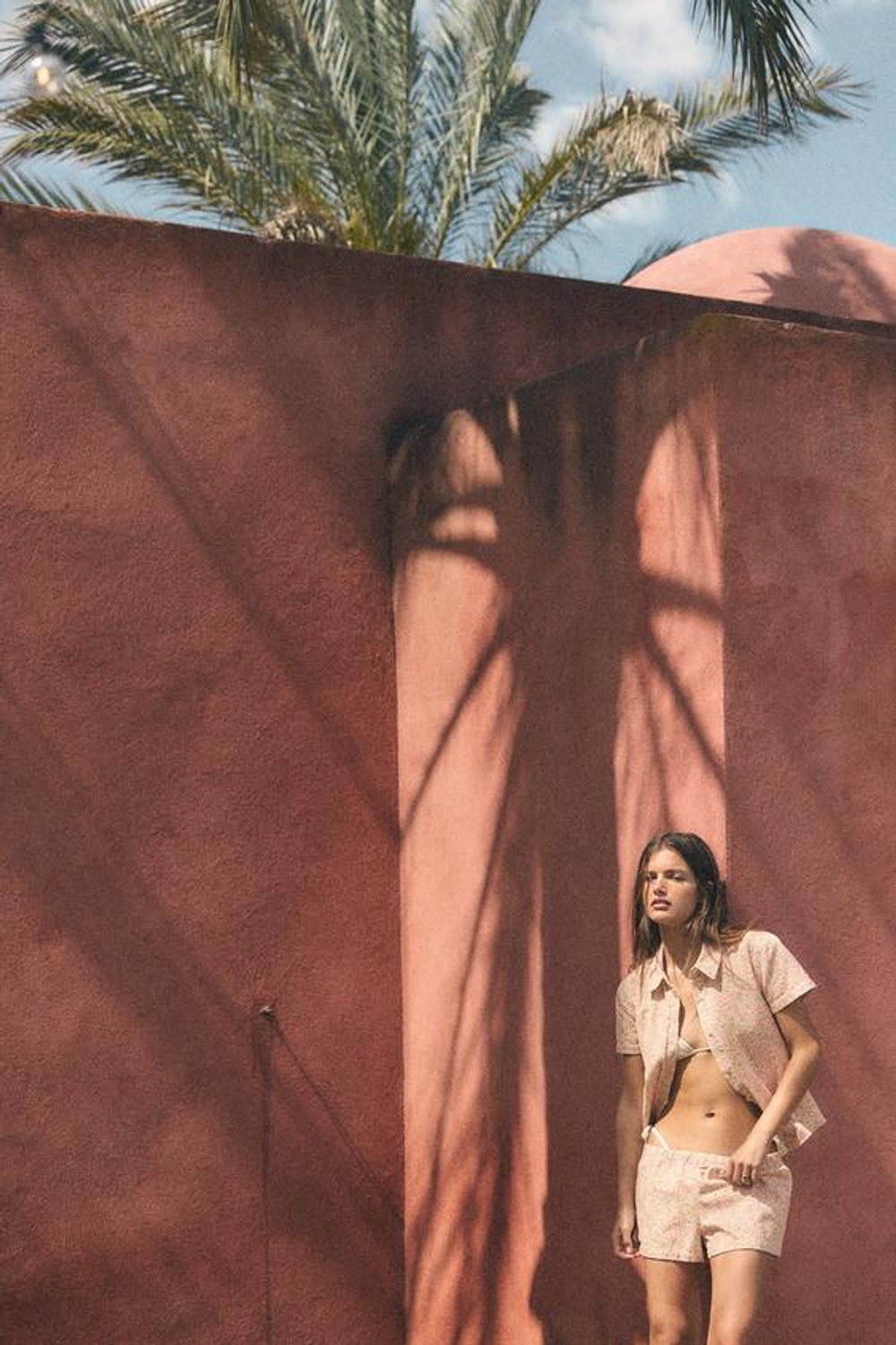 ZARA ШОРТЫ С ЦВЕТОЧНЫМ ПРИНТОМ, РОЗОВЫЙ