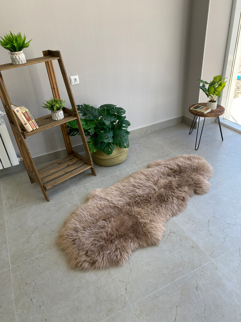 Шкура коврик меховой прикроватный овчина, 150х60 см. Капучино