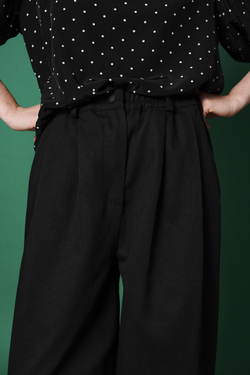 Брюки-бананы из плотного хлопка черного цвета