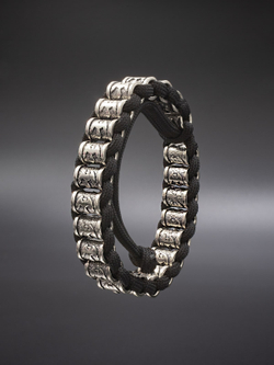 Картинка браслет с бусинами ворон в скандинавской тематике цвета серебра