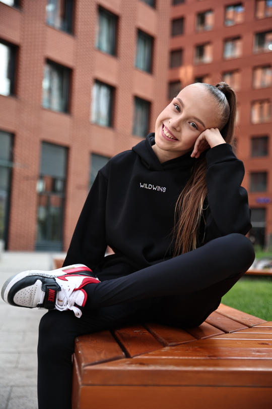 Худи с крыльями стразы черный