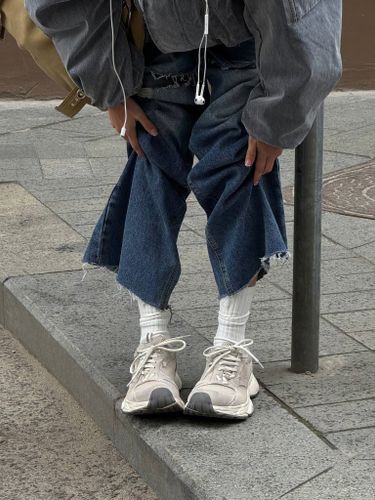 Массивные серые кроссовки с асимметричной шнуровкой