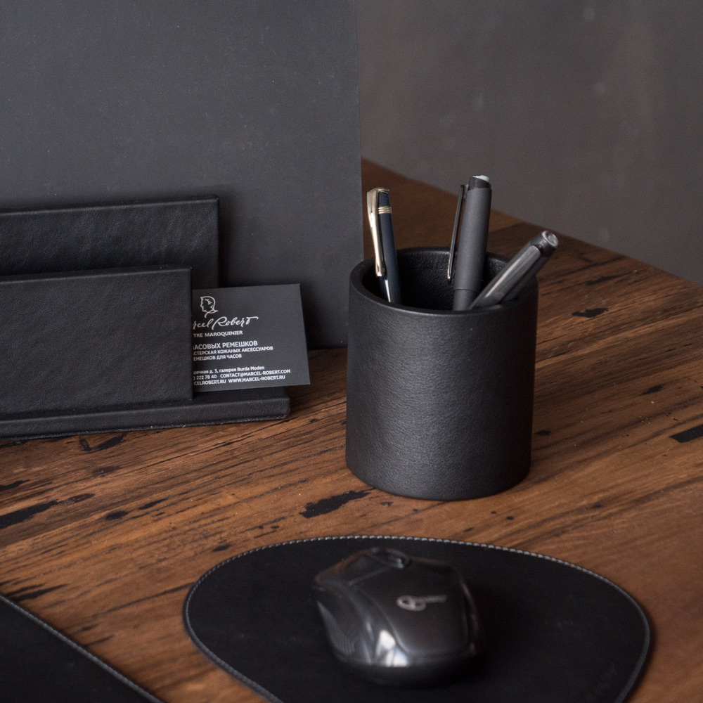 Подставка кожаная для ручек черного цвета