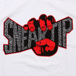Футболка Sneaktip Crunch Logo белая логотип вблизи