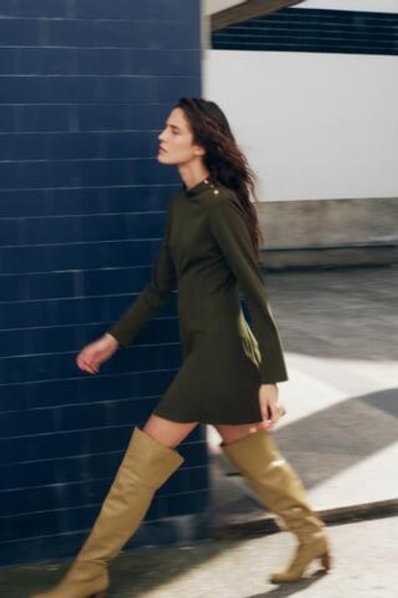 ZARA КОРОТКОЕ ПЛАТЬЕ С ЗОЛОТИСТЫМИ ПУГОВИЦАМИ НА ПЛЕЧЕ, ХАКИ
