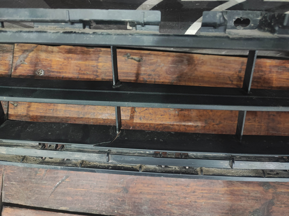 Решетка переднего бампера Geely Monjaro 21-нв Б/У Оригинал 8889168079