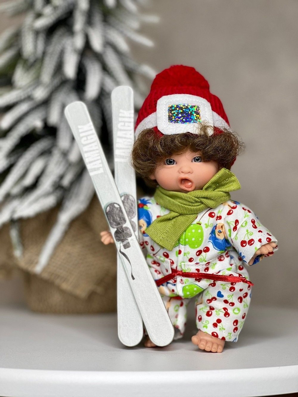 Кукла LAMAGIK виниловая 18см Gestitos Esquiador  (503A1)