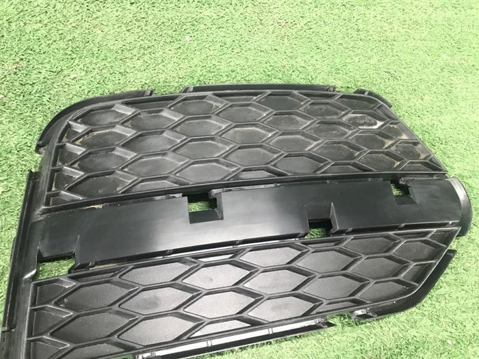 Решетка переднего бампера правая Audi Q3 1 8U (2014-2018)