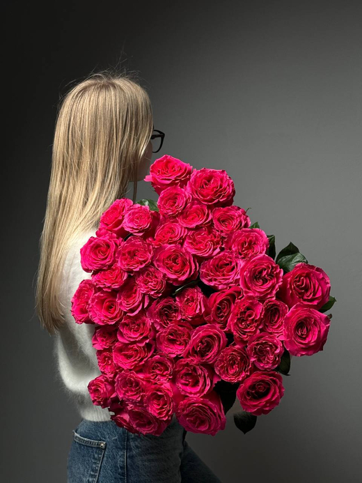 Букет из 51 малиновых роз под ленту