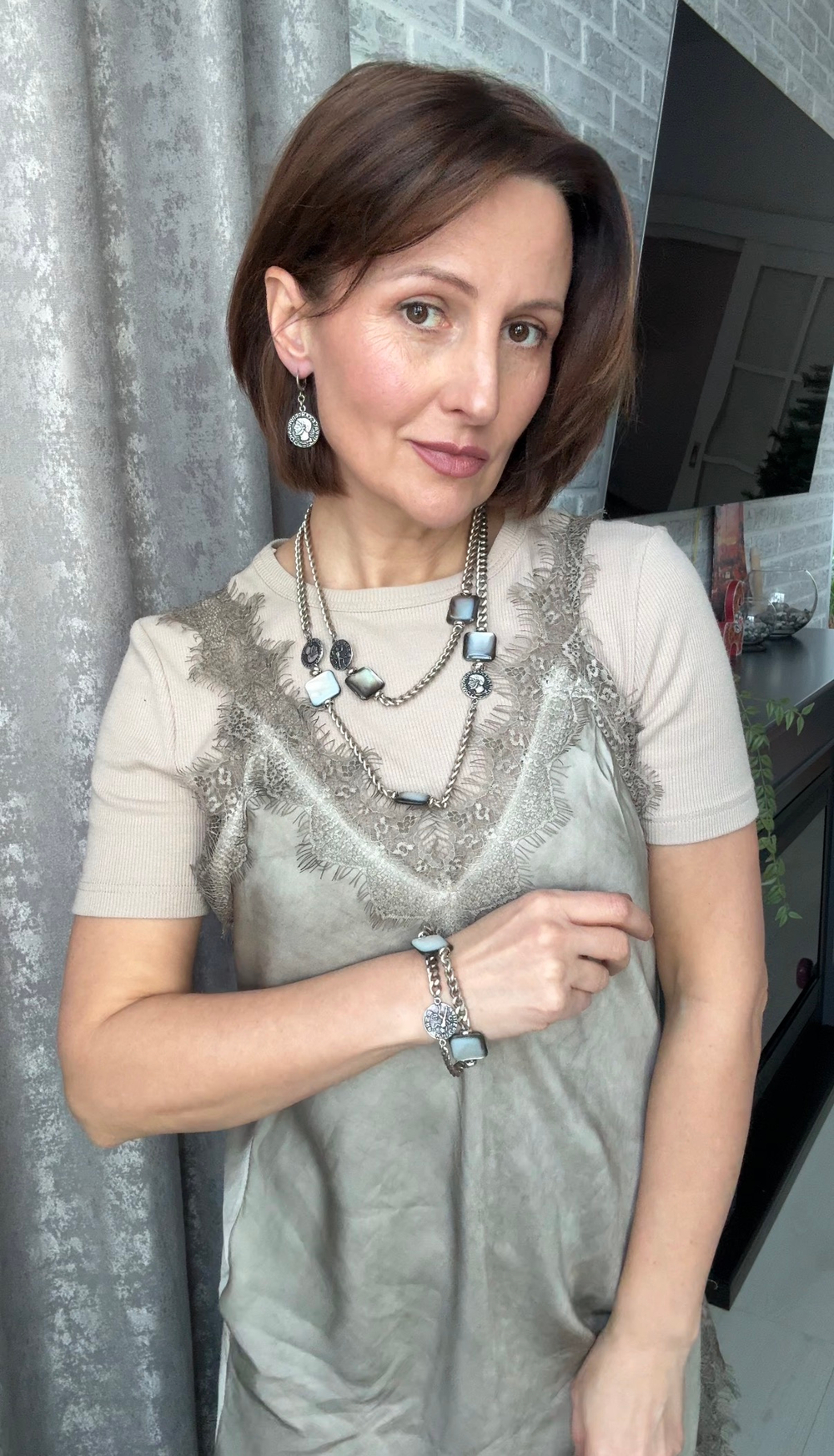 Браслет двойная цепь с монетами и темным квадратным перламутром, оттенок серебро