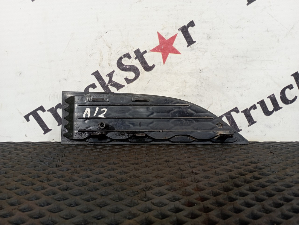 Накладка бампера правая