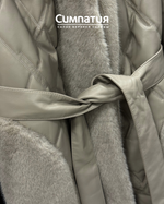 Стильное пальто в серебристом цвете с декоративными деталями