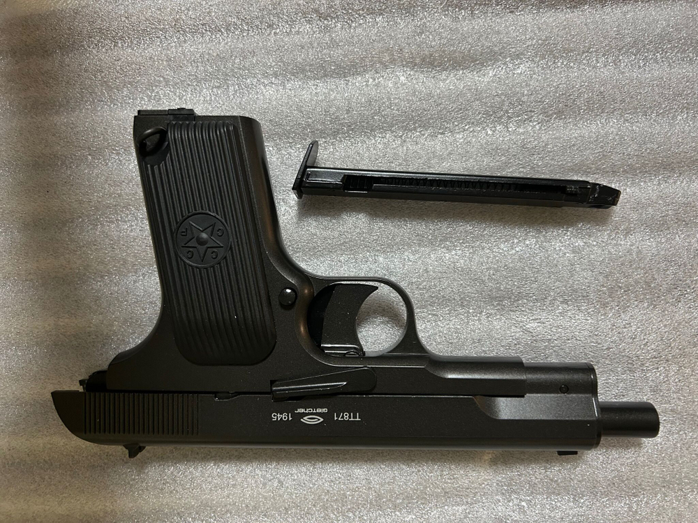 Страйкбольный пистолет