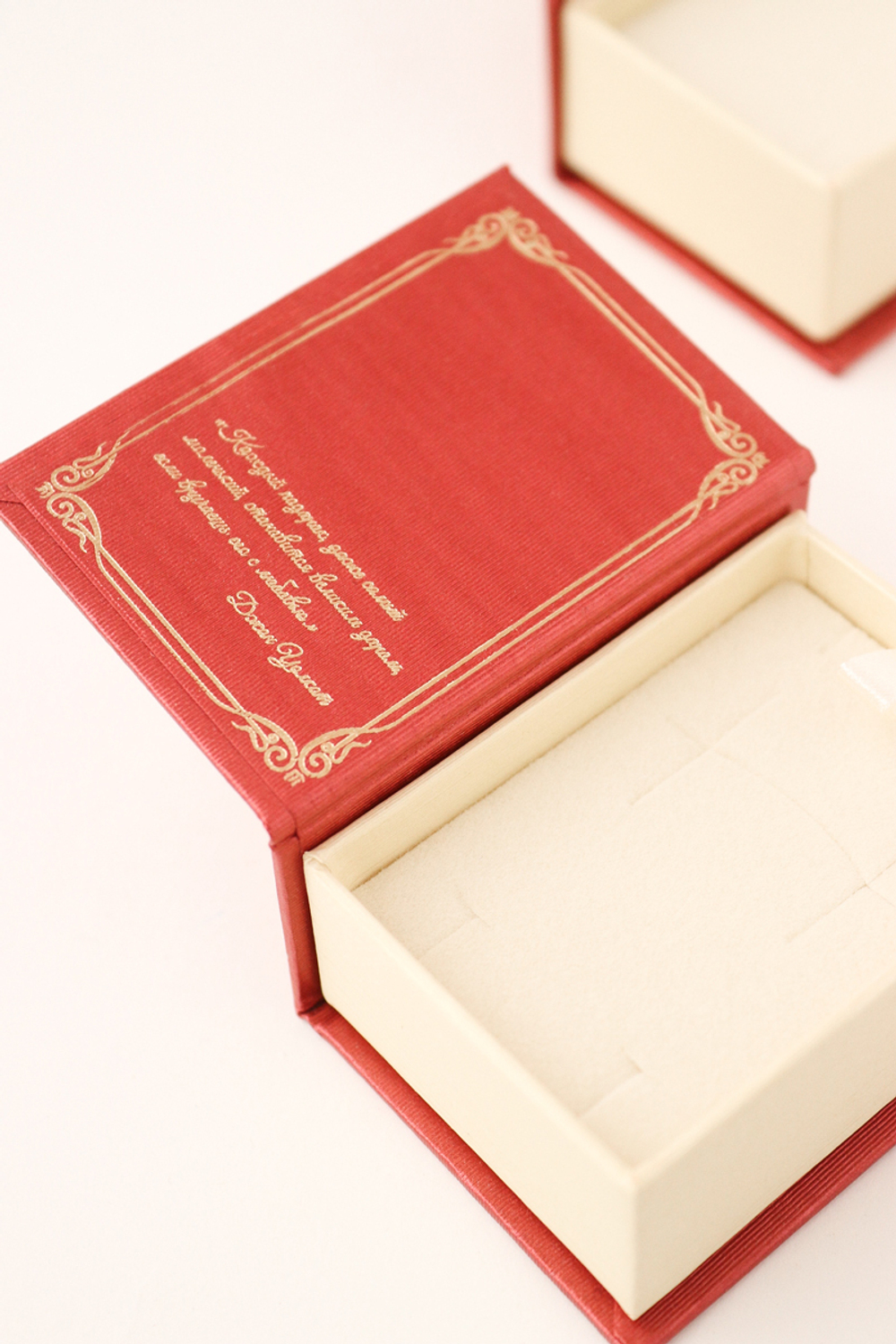 Прямоугольный футляр с магнитной крышкой под серьги.