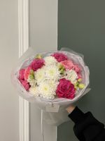 Букет из хризантемы и ярких кустовых и одноголовых роз