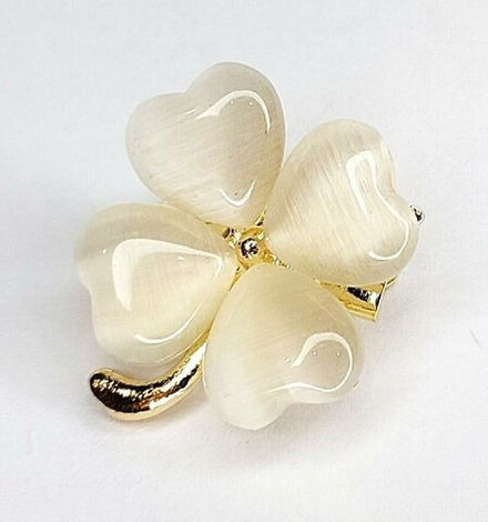 Брошка "Четырехлистный клевер".  Символ удачи. Оберег от сглаза. Цвет белый. Желтый