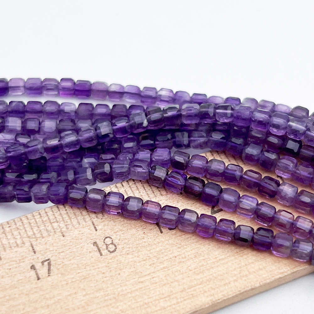 Аметист бусины, куб, размер около 2,9-3,1 мм, цена за отрезок 19 см (1/2 нити)