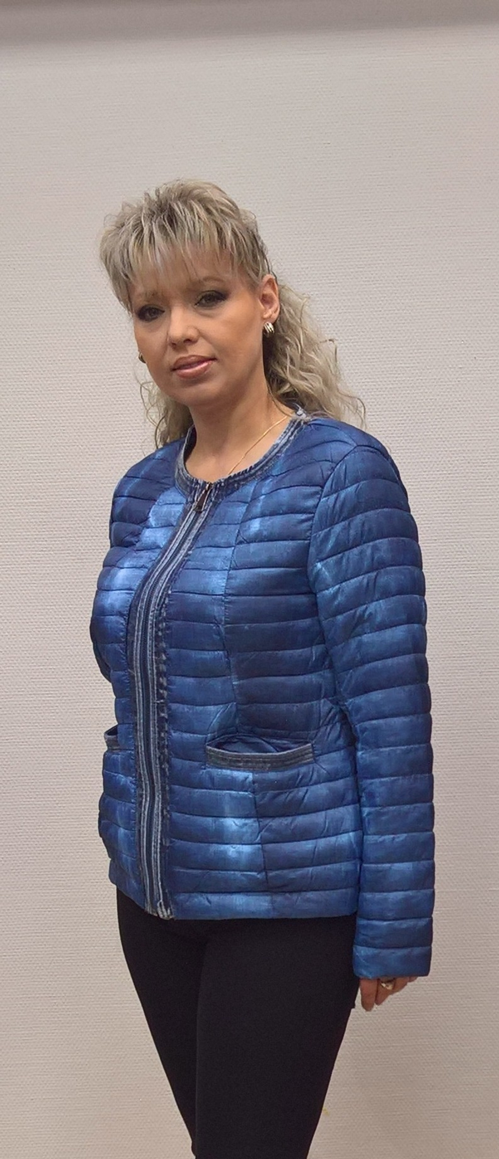 Стеганная синяя короткая куртка