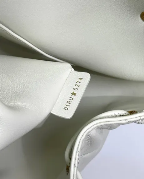 Рюкзак Dior Caro белый, модель среднего формата