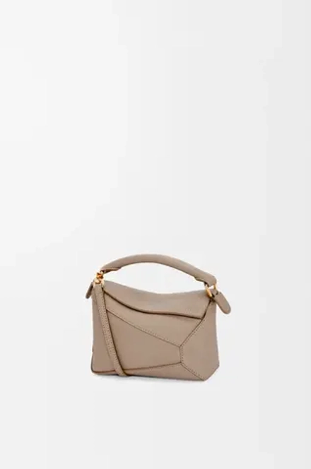 Loewe Мини-сумка Puzzle Edge из мягкой зернистой телячьей кожи, песочный