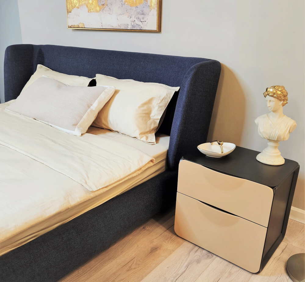 Двуспальная кровать с широким изголовьем Reeves