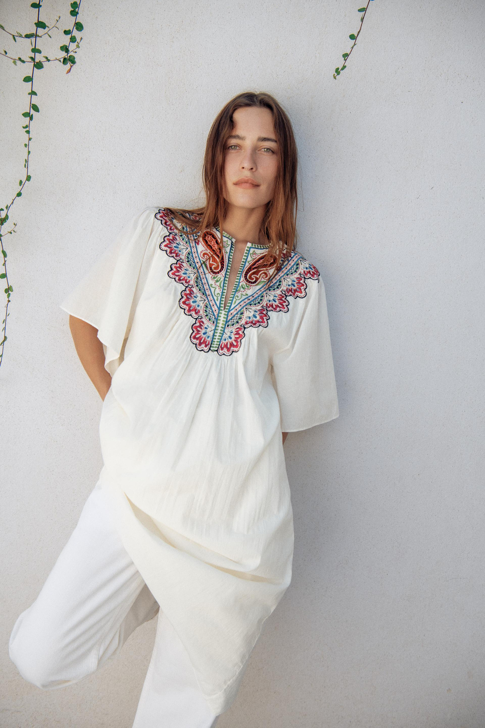 ZARA ПЛАТЬЕ МИДИ С ВЫШИВКОЙ — ZW COLLECTION, ЖЕЛТОВАТО-БЕЛЫЙ