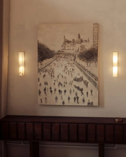 Этот светильник — вертикальный настенный бра с мягкими округлыми формами,