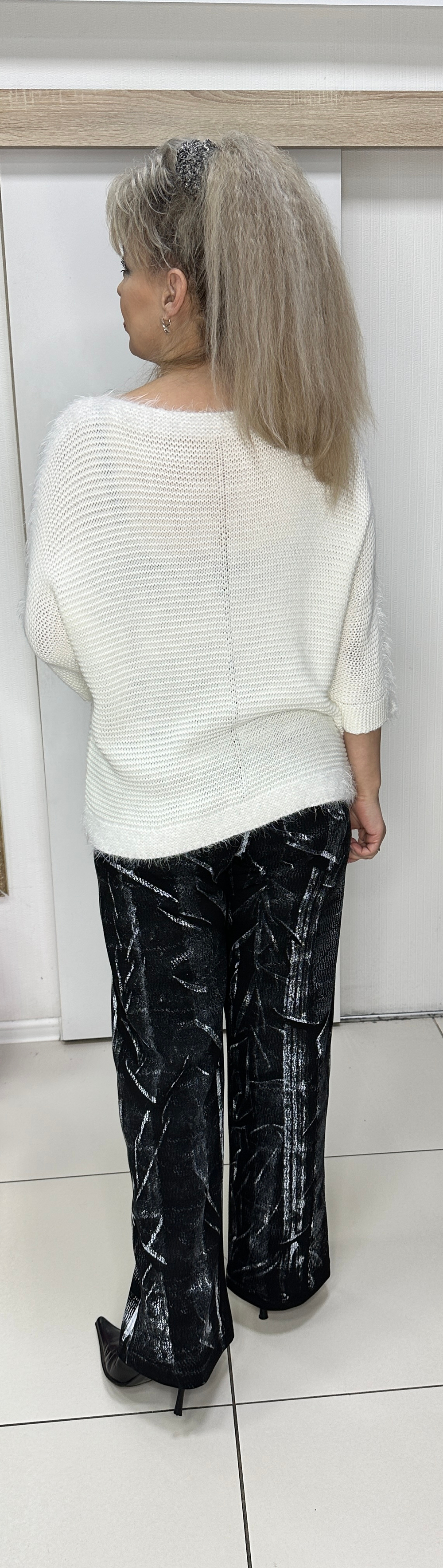 Черные с белым принтом брюки-палаццо и молнией по одной ножке