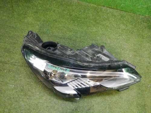 Битая Фара правая Peugeot 3008 2 (2016-2020) галоген